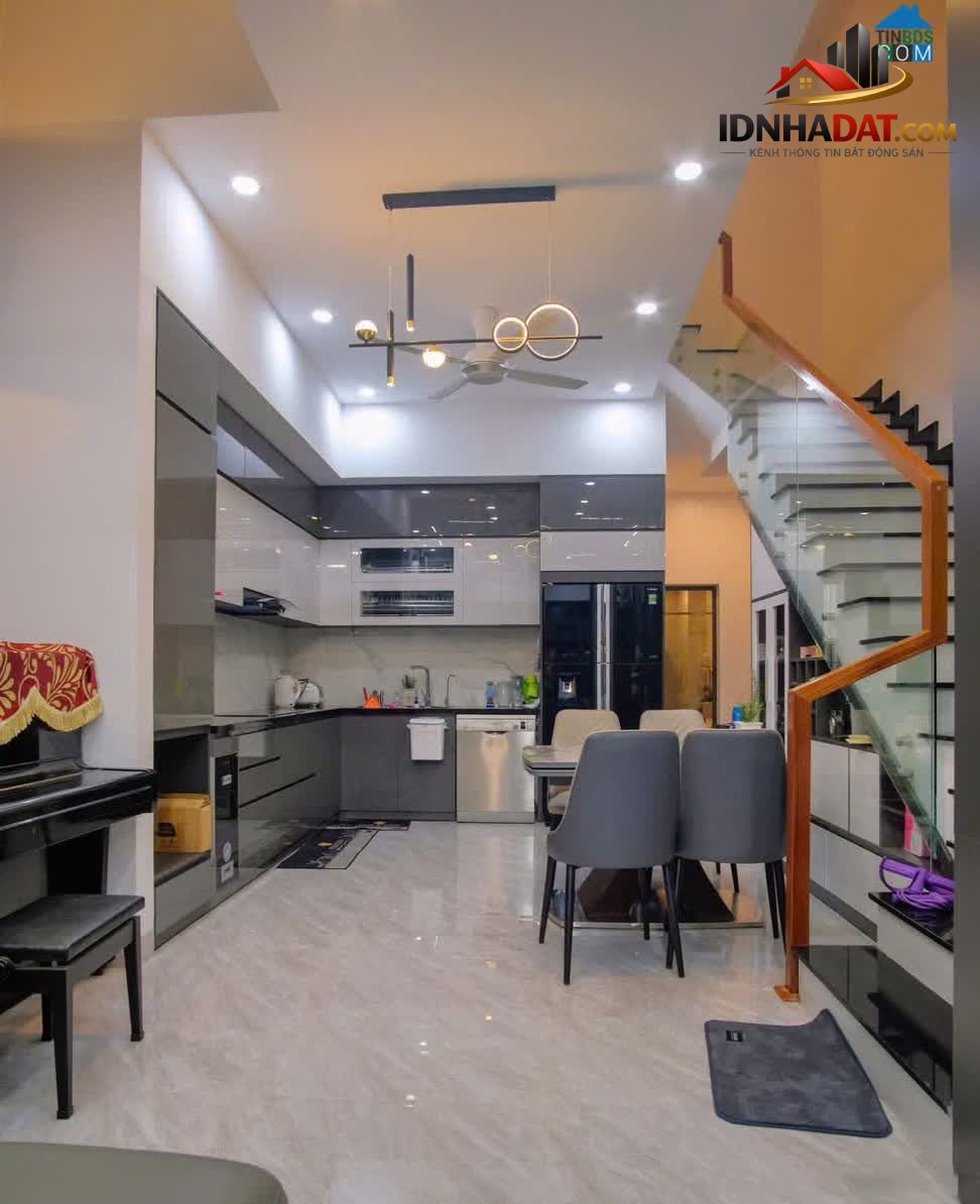 Ảnh Nhà 1 Trệt 2 Lầu – Hiện Đại, Ở Ngay 1