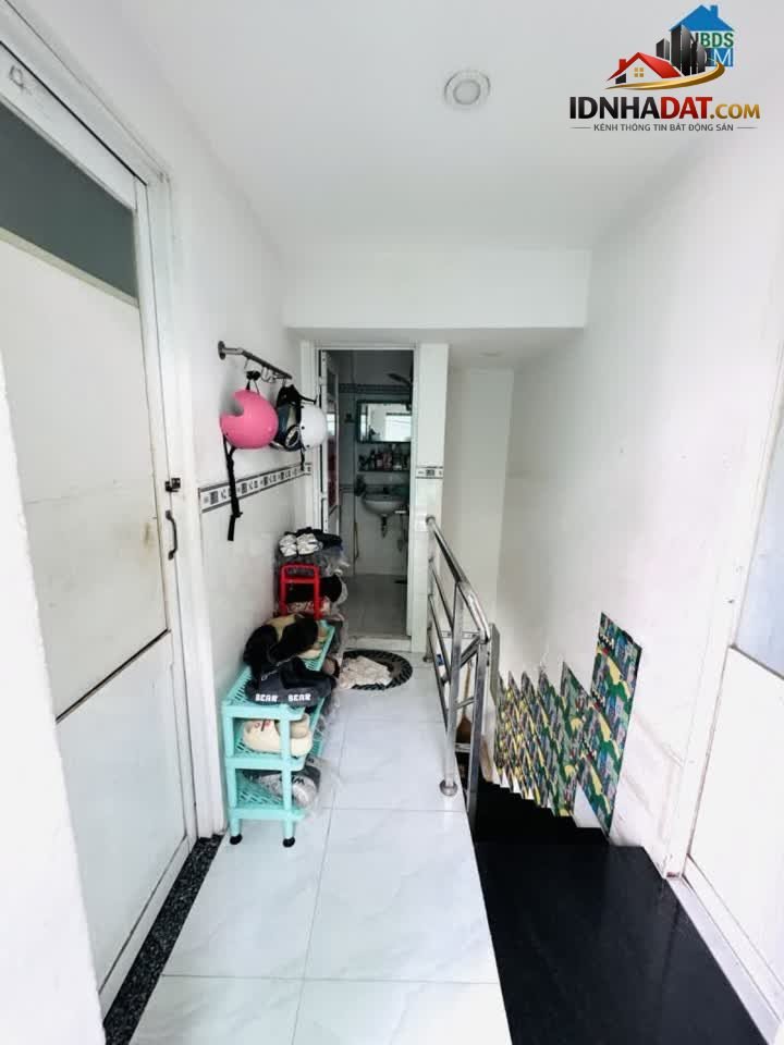 Bán nhà 3 tầng, đường Nguyễn Xuân Khoát, Quận Tân Phú, hẻm xe hơi 8m