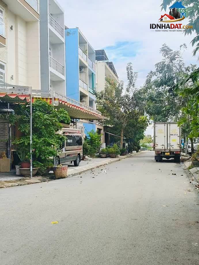 Bán nhà mặt phố tại Quận 8, Hồ Chí Minh, giá chỉ 12 tỷ với diện tích 120m², vị trí đắc địa gần trung tâm thành phố.