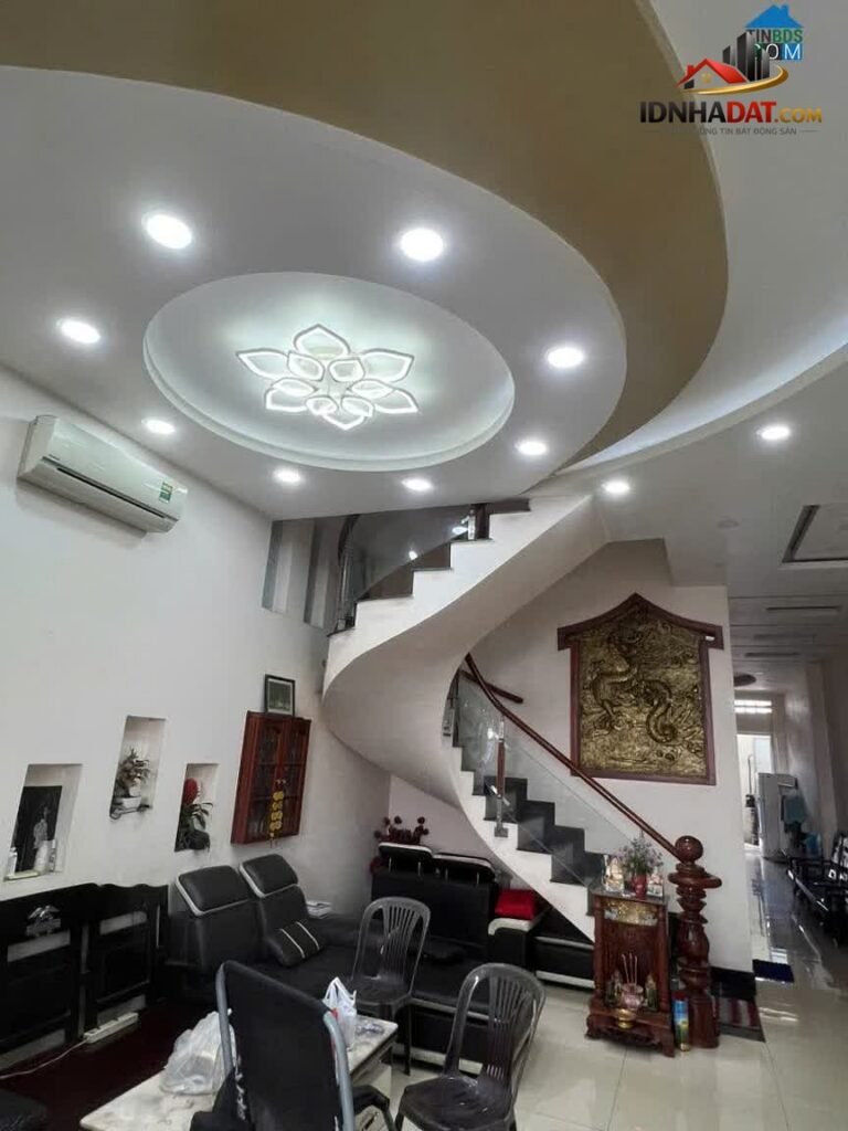 Sở hữu nhà riêng có 2 mặt tiền cực đẹp tại Quận 2, HCM, diện tích 117m2, giá mềm chỉ 15.7 tỷ.