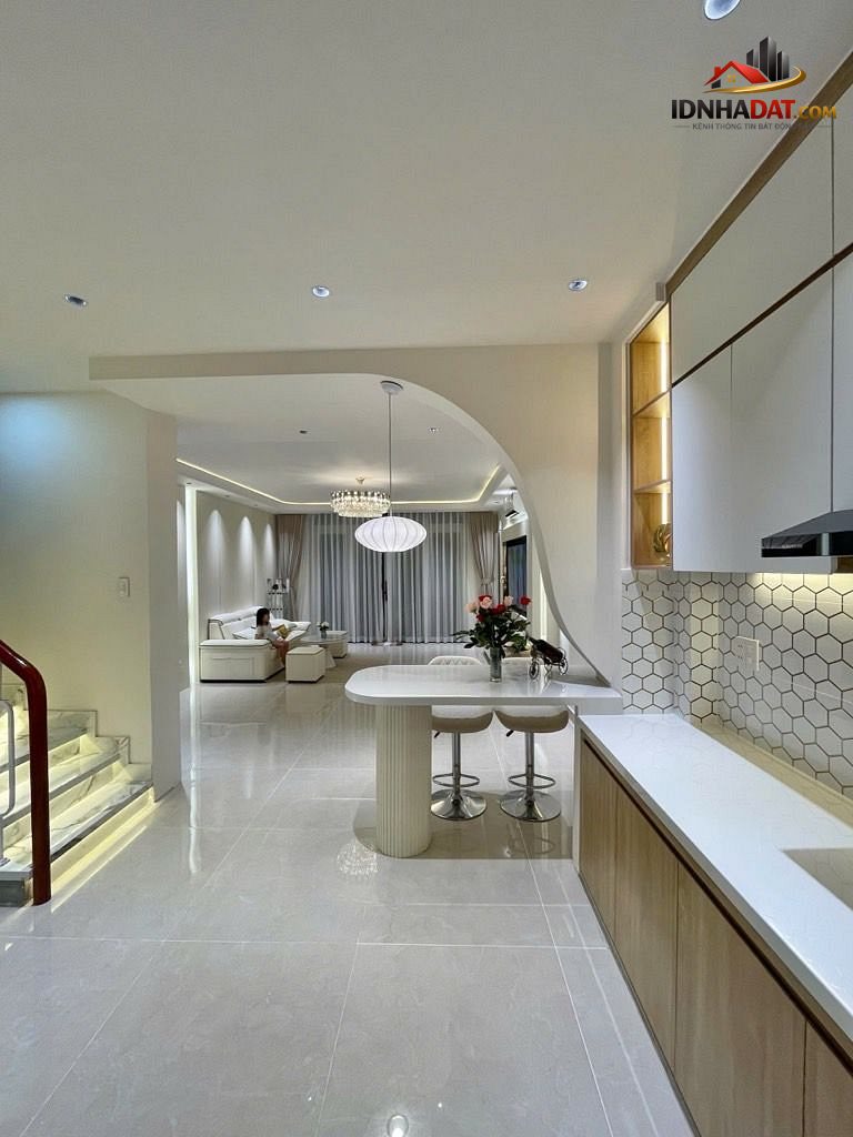 Bán nhà lô góc 2 mặt hẻm Lạc Long Quân