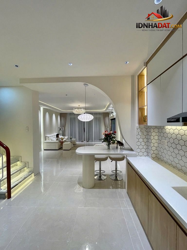 Bán nhà lô góc 2 mặt hẻm Lạc Long Quân