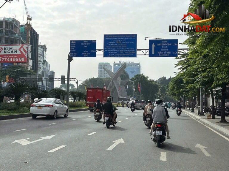 Bán nhà mặt tiền ngay công viên Hoàng Văn Thụ, ngang 11m, 5 lầu, 163m2, ra sân bay chỉ 28 tỷ