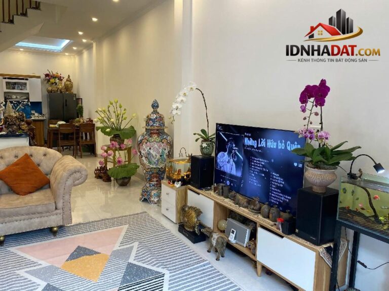 Sốc! Nhà Lô Góc Nguyễn Văn Cừ, Long Biên – Ngõ Rộng Ô Tô Tránh, Giá 8.5 Tỷ!