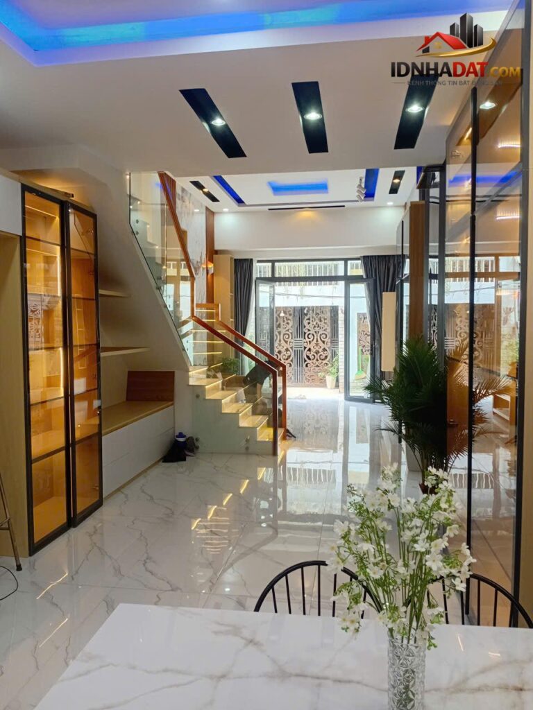 Nhà mới 3 tầng, 3PN hiện đại, hẻm xe hơi Quận 12 – Sẵn sàng dọn vào ở ngay!