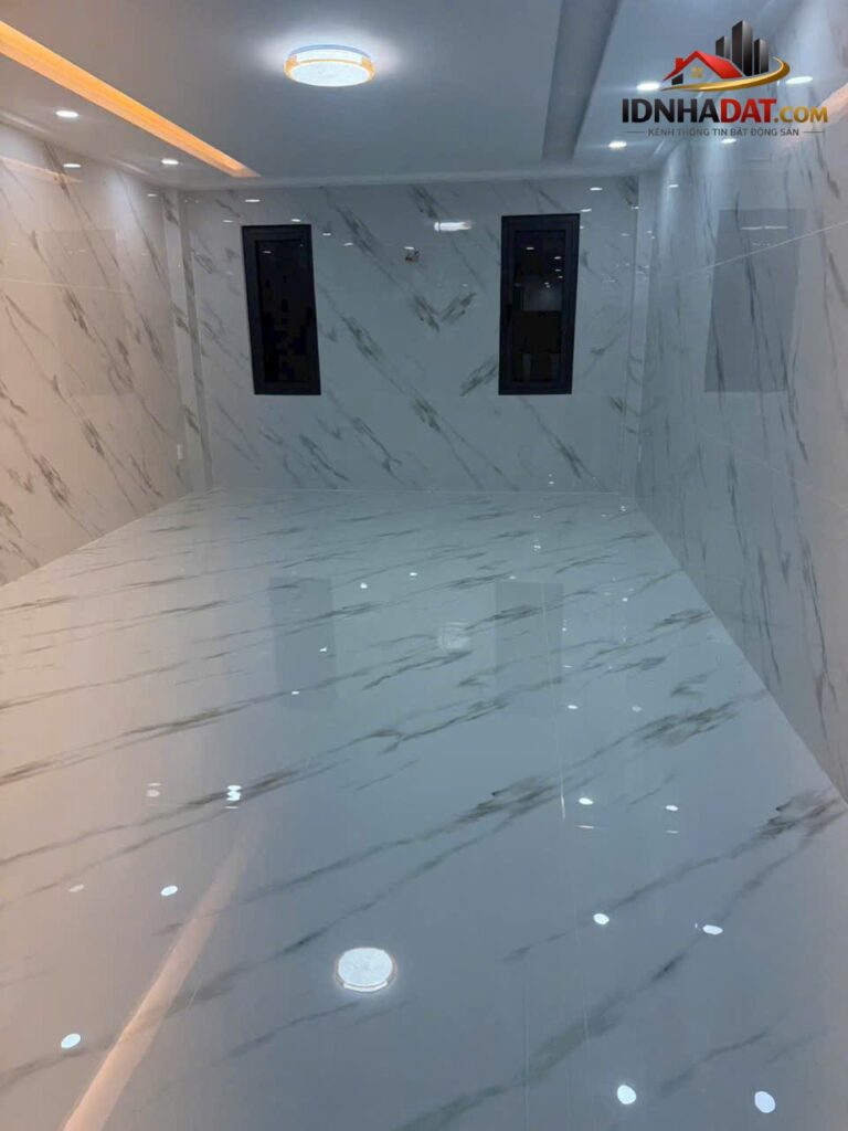 Nhà mới xây 6 tầng thang máy mặt tiền chợ lớn Bình Phú Quận 6