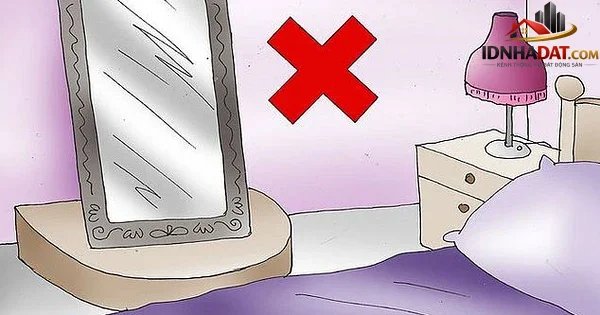 Vì sao không nên treo gương đối diện giường ngủ?