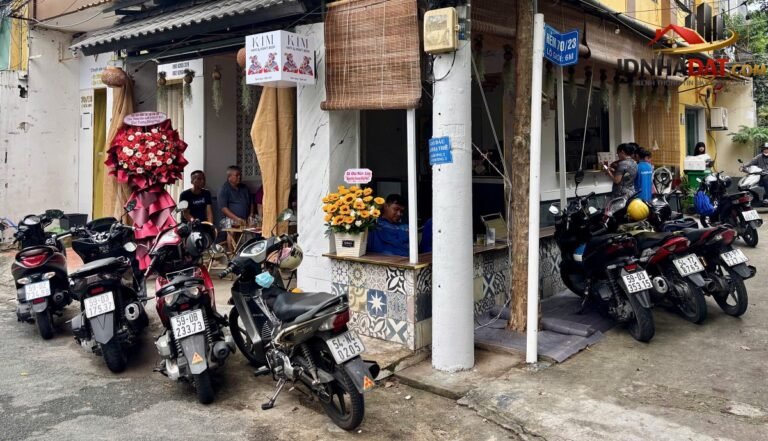 Sang quán cafe xinh góc 2 mặt tiền núp hẻm ngay ngã tư Đường Đô Đốc Long – Phường cũ Tân Quý Quận Tân Phú – Phường mới Tân Quý – Thành phố Hồ Chí Minh diện tích 36m2 giá 100 triệu