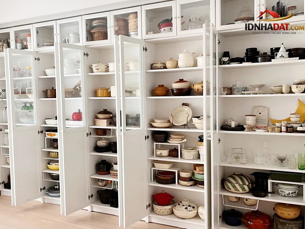 Căn hộ có phòng khách chứa 200 chiếc nồi - Ảnh 2.