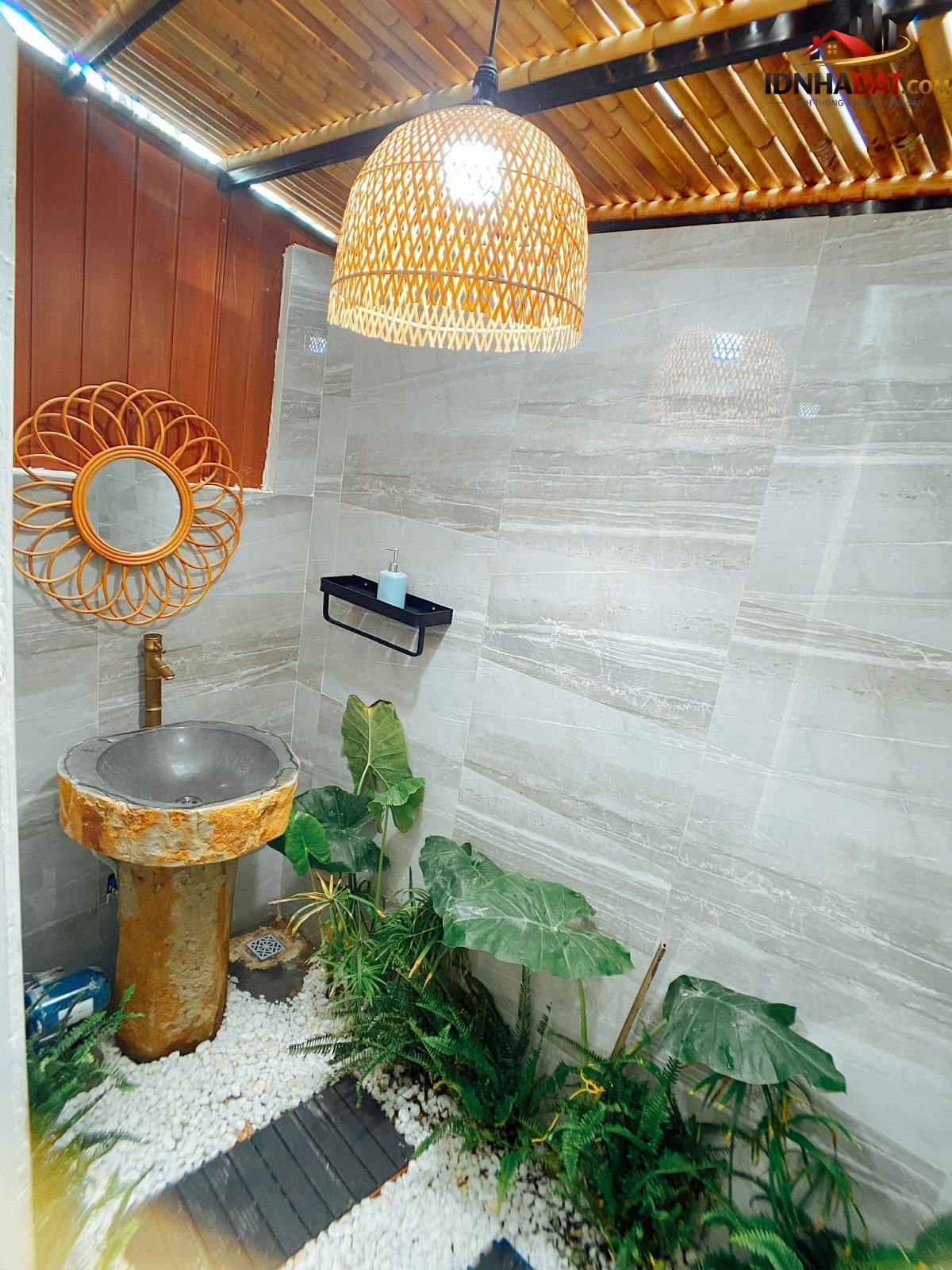 Ngôi nhà phố luôn trong lành nhờ được bọc bởi khu vườn nhỏ - Ảnh 11.
