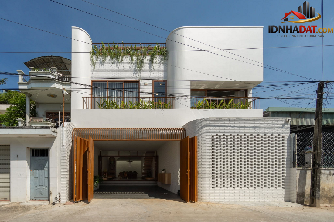 Khi thang bay nghệ thuật hóa giải thế đất xéo khó nhằn của ngôi nhà 3 tầng tại Đồng Nai- Ảnh 1.