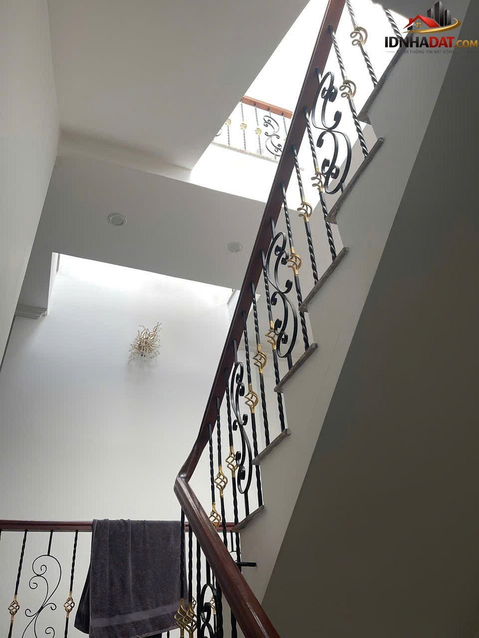 Chủ gia đình đang ở bán nhà riêng để chuyển nơi công tác. Nhà 3 tầng mới full nội thất xịn Bán nhà đất Đường Trưng Nữ Vương – Phường cũ Hòa Thuận Tây Quận Hải Châu – Phường mới Hòa Thuận Tây – Thành phố Đà Nẵng 242m2 7.7 tỷ