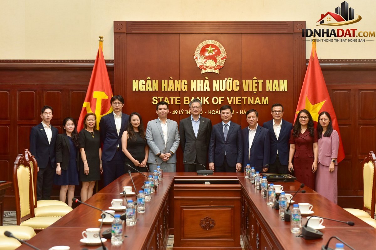 https://idnhadat.com/wp-content/uploads/2026/07/NHNN-de-nghi-Bloomberg-ho-tro-phat-trien-Trung-tam.jpg