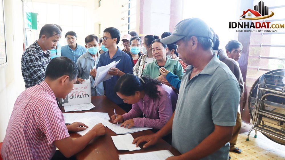 Người dân Bến Lức nhận thông báo thu hồi đất, bắt đầu kê khai tài sản để tính bồi thường- Ảnh 2. Người dân Bến Lức nhận thông báo thu hồi đất, bắt đầu kê khai tài sản để tính bồi thường- Ảnh 2.