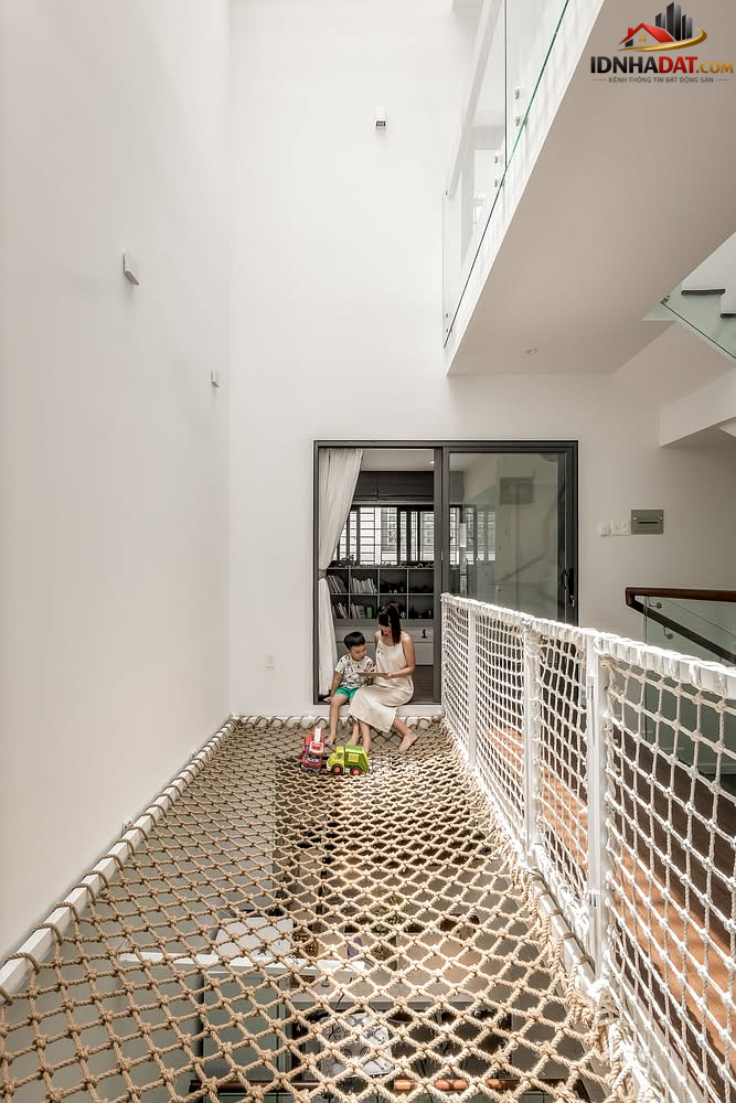 Nhà ống 3 tầng hóa giải sự ngột ngạt nhờ lõi thông tầng và thông gió xuyên phòng- Ảnh 8. Nhà ống 3 tầng hóa giải sự ngột ngạt nhờ lõi thông tầng và thông gió xuyên phòng- Ảnh 8.