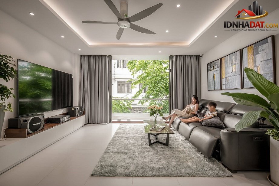 Nhà ống 3 tầng hóa giải sự ngột ngạt nhờ lõi thông tầng và thông gió xuyên phòng- Ảnh 4. Nhà ống 3 tầng hóa giải sự ngột ngạt nhờ lõi thông tầng và thông gió xuyên phòng- Ảnh 4.